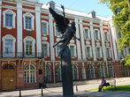 Памятник \Универсантам\ На Менделеевской линии.