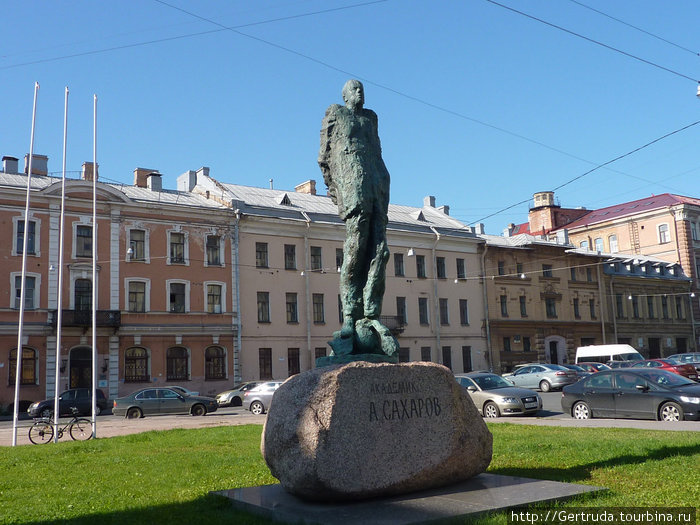 Памятник Академику Сахарову на одноименной площади. Санкт-Петербург, Россия