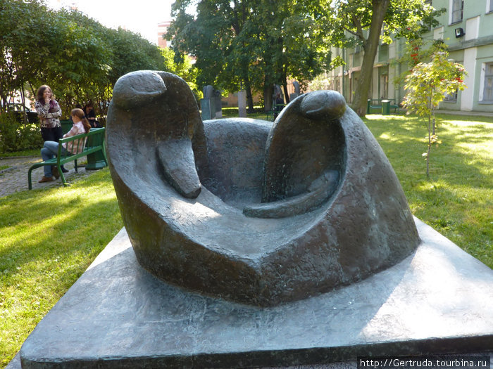 Современная скульптура во дворе Университета. Санкт-Петербург, Россия