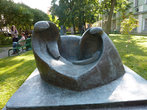 Современная скульптура во дворе Университета.