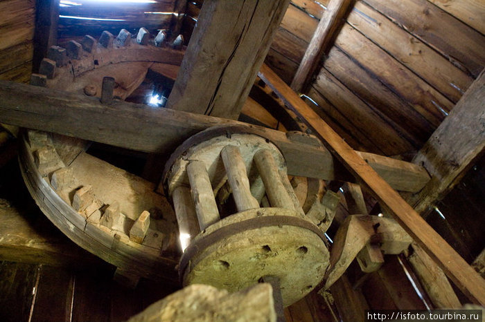 Нас пустили внутрь мельницы, которой почти сто лет. Все механизмы деревянные. Остров Эланд, Швеция