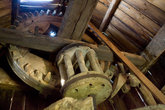 Нас пустили внутрь мельницы, которой почти сто лет. Все механизмы деревянные.