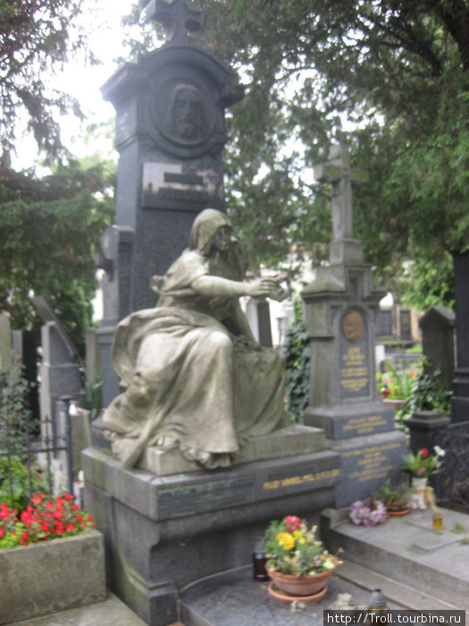 Одна из многих статуй кладбища Прага, Чехия