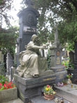 Одна из многих статуй кладбища
