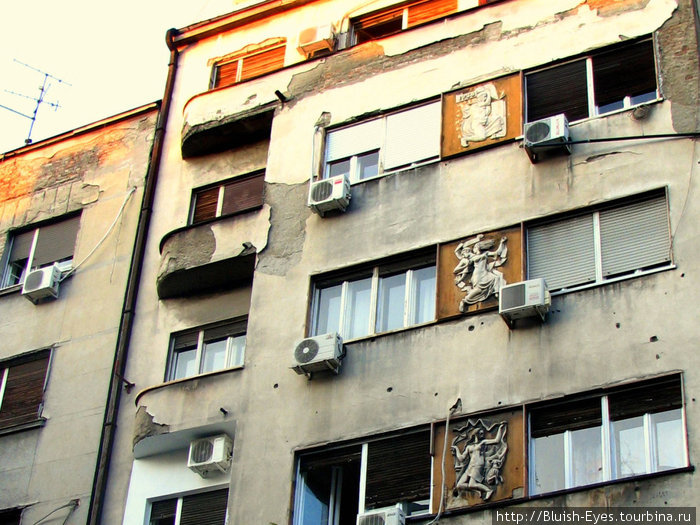 И здесь, казалось бы, обшарпанный дом, но для него нашлись украшения! :) Белград, Сербия
