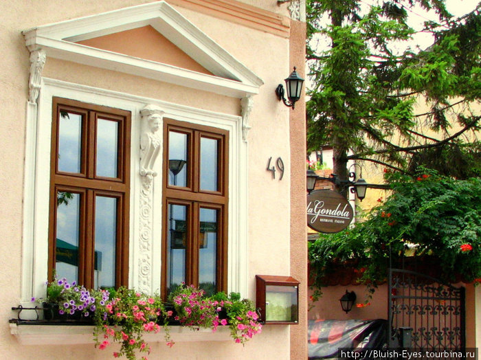 Даже в Земуне можно найти малюсенькие домишки, но обязательно с головами, украшающими окна! Белград, Сербия