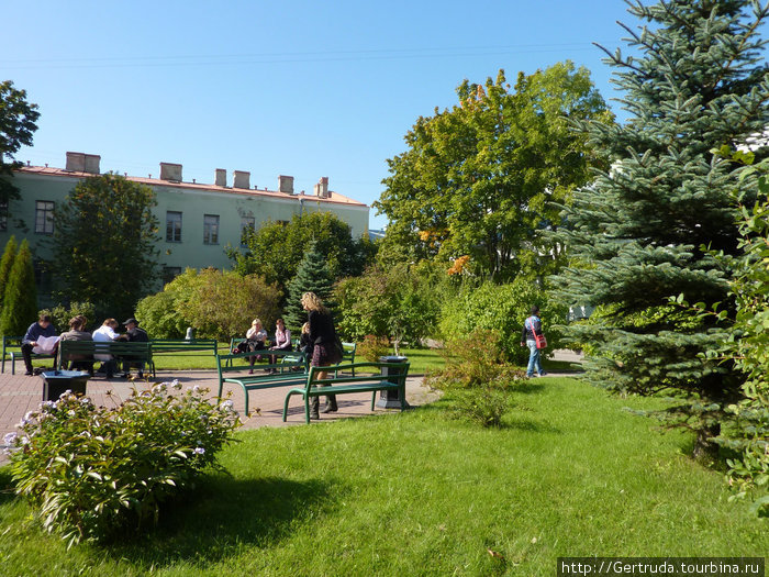 Факультетский уютный дворик, там всегда много студентов. Санкт-Петербург, Россия