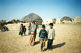 Жители деревни в пустыне Тар