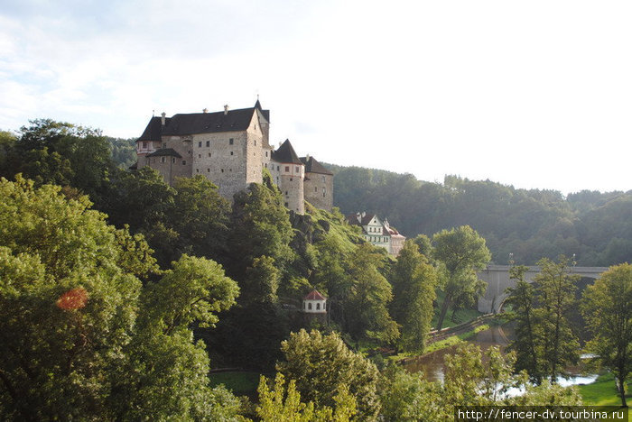 Замок высится на холме, у подножья которого течет небольшая река Локет, Чехия