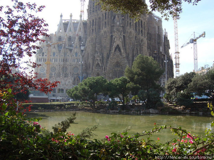 У подножия — парк и небольшое озеро Барселона, Испания