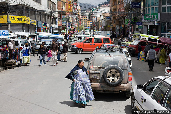 Это типичная центральная улица-рынок. Ла-Пас, Боливия