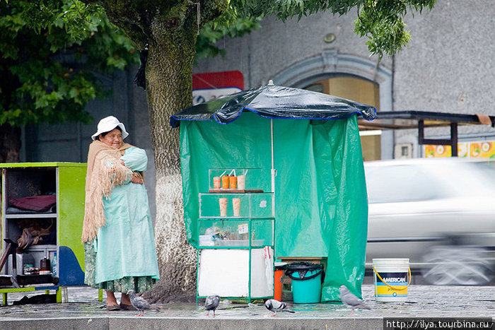 На улице можно купить приготовленную в антисанитарийных условиях еду и соки. Ла-Пас, Боливия