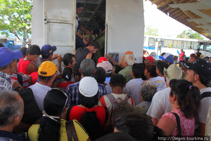 Много желающих, подвезло- остановился грузовик Куба
