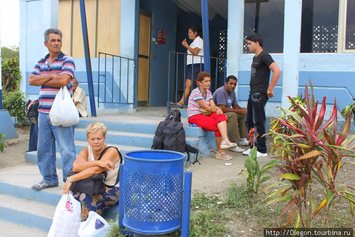 Люди в ожидании машины Куба