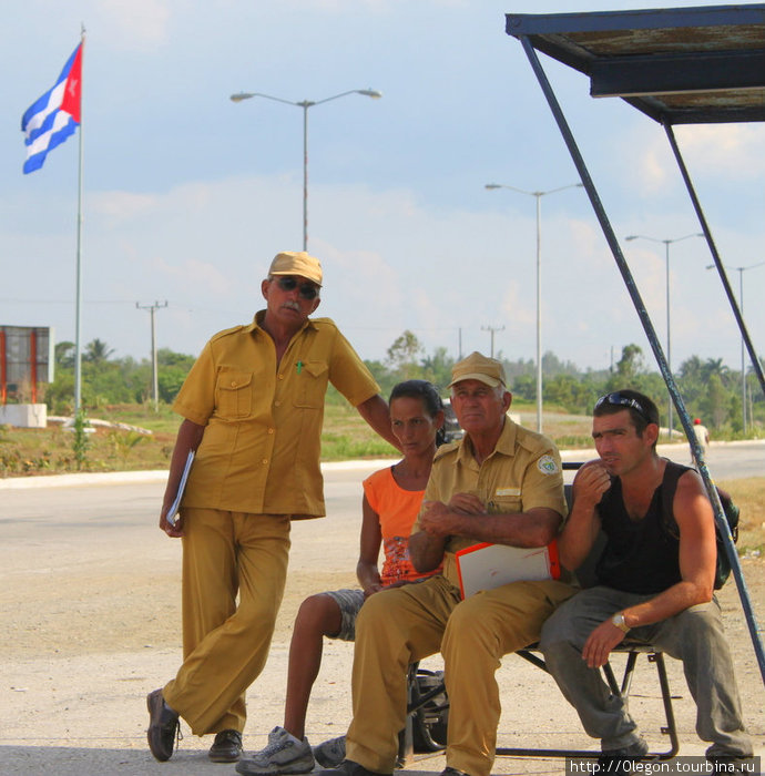 В тех местах, где желающих ехать много- там дежурят профессионалы по двое Куба