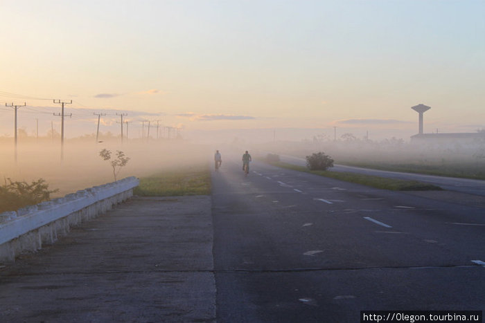 Велосипедисты выезжающие с тумана