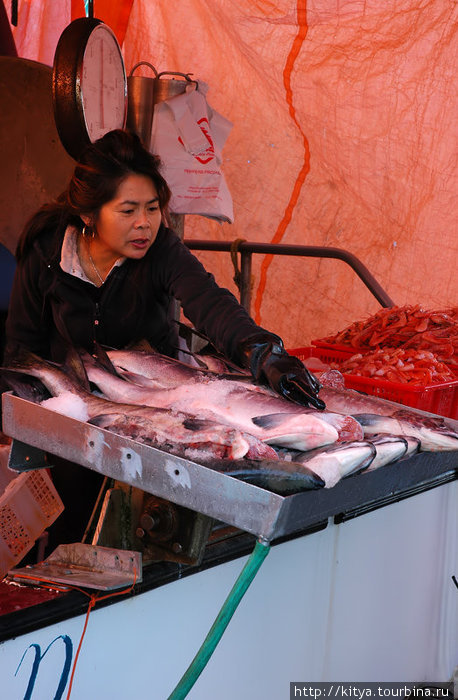 Субботний рыбный рынок в портовом районе Стивстон. Ричмонд, Канада