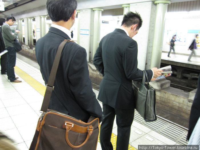 Ожидание поезда в метро: люди выстраиваються в оккуратные очереди
  Куданщита, Токио Япония