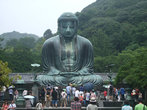Японские и иностранные туристы у подножья Будды