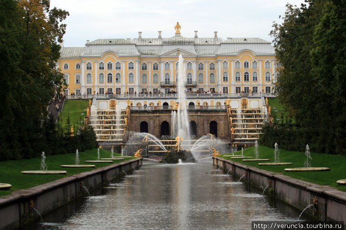 Большой дворец и каскад фонтанов — настоящая водная симфония. Петергоф, Россия