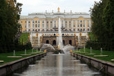Большой дворец и каскад фонтанов — настоящая водная симфония.
