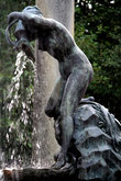 Бронзовая статуя Нимфа Аганипа, возвышающаяся посреди бассейна Львиного (Эрмитажного) каскада.