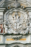 Дворец украшают символы царской власти и вензеля прежних владельцев.
