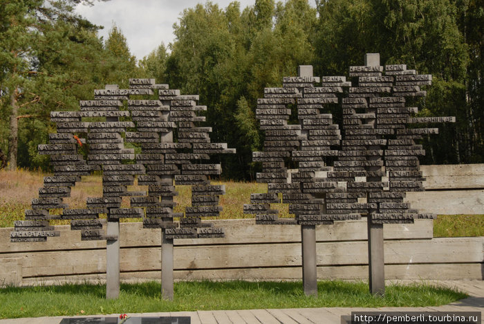 деревья жизни —  символ восстановленных после войны деревень Беларусь