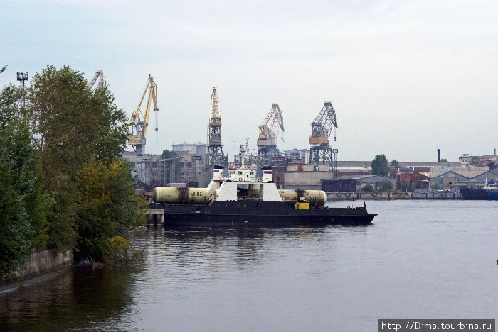 Корабль с двумя железнодорожными цистернами на палубе Санкт-Петербург, Россия