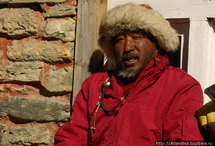 Хозяин отельчика, суровый тибетец Аннапурна Национальный Парк, Непал