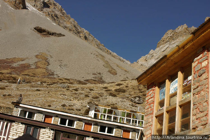 Гостиничка и вид на наш перевал, вернее на его начало Национальный парк Аннапурны, Непал