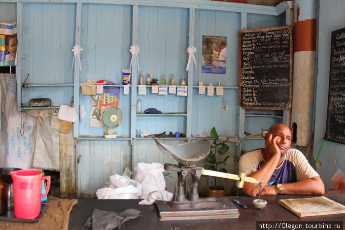 В магазине для местных прилавки пустые, продавцам работать скучновато Куба