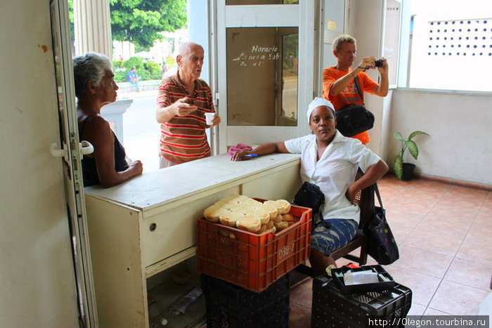 Валера Шанин, как и все остальные путешественники, зайдя в магазин начинает его фотографировать Куба