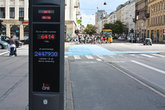 В городе установлены счётчики проезжающих за день велосипедистов. В данном месте к трём часам дня их было уже более 6000.