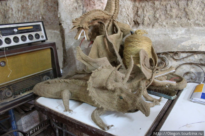 Драконы, связанные из нити мешковины Куба