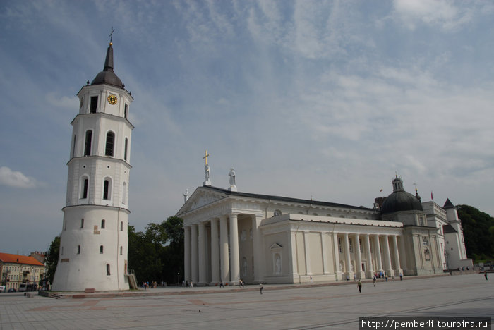 Архикафедральный собор и падающая колокольня Вильнюс, Литва