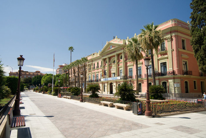 Здание муниципалитета. Одна из главных площадей Глориета де Испания. Автономная область Мурсия, Испания