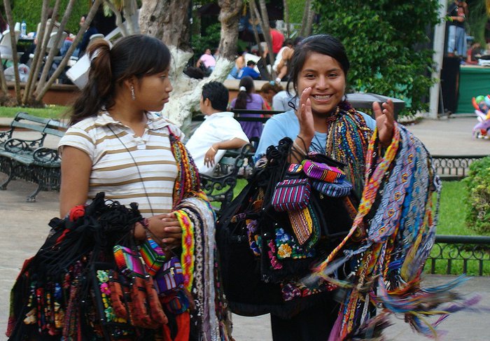 потомки майя теперь продают на улицах города различные ручные изделия Мерида, Мексика