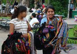 потомки майя теперь продают на улицах города различные ручные изделия