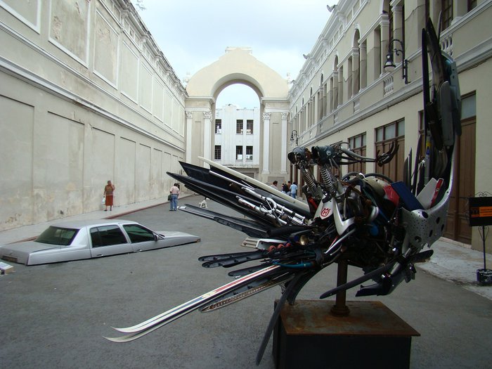когда гуляли по городу, зашли на открытую выставку некого креативного скульптора Мерида, Мексика