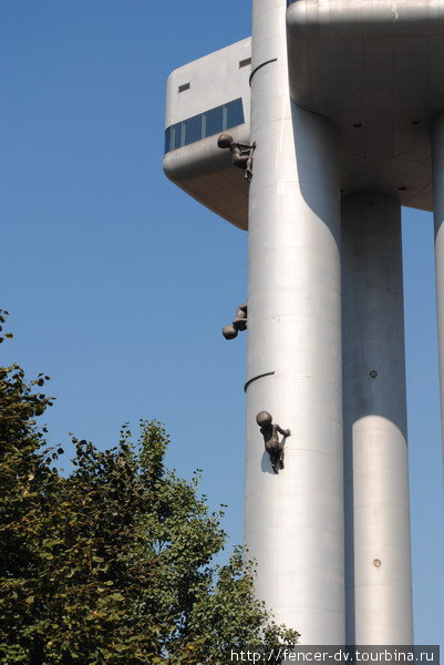 Опоры башни украшены специфическими скульптурами детей Прага, Чехия