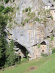 Высота отвесной скалы рядом с замком — более ста метров