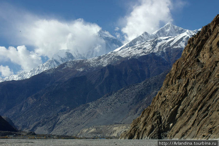 Долина реки Кали Гандаки. Вдали видет джонсом. Зона Гандаки, Непал