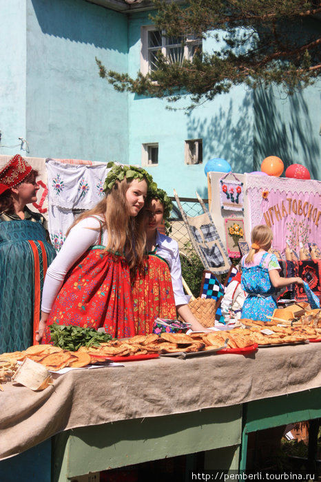 девочпки продают вепсие пирожки Винницы, Россия