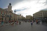 Площаь Пуэрта дель Соль -традиционное место встреч испанской молодежи.
