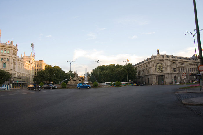 Plaza de Cibeles сформирована четырьмя зданиями: неоклассическим Банком Испании (1884 г.), дворцом Буэнависта герцогов Альба (конец XVIII века), особняком маркизов де Линарес и зданием Почтамта. Мадрид, Испания