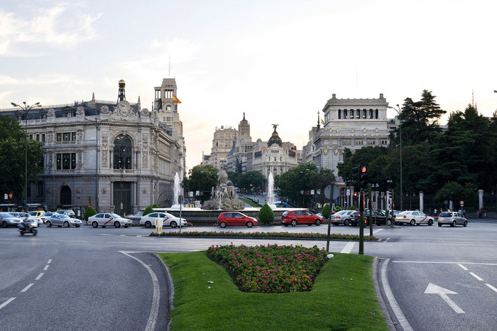 В центре площади памятник богине тумана Кибелле, собственно и площадь названа в ее честь. Мадрид, Испания