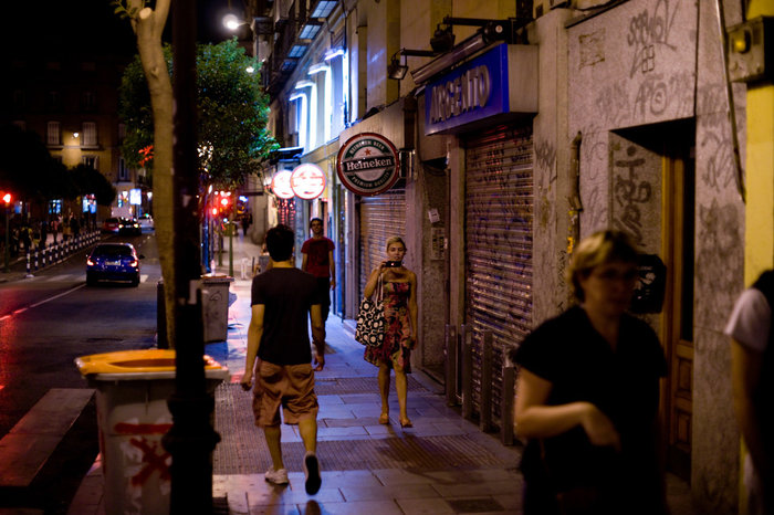 Эта улица очень экзотична — множество кафе и баров, ночная жизнь бьет ключем. Мадрид, Испания
