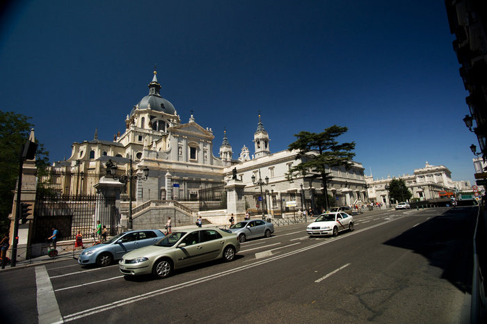 Catedral De La AlmudenaВ мае 2004 г. В  этом храме проходило венчание наследного принца Фелипе и телеведущей Летисии Ортис. Мадрид, Испания