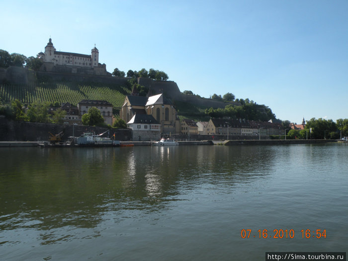 А так крепость выглядит издалека, с берега реки Майн. Земля Бавария, Германия